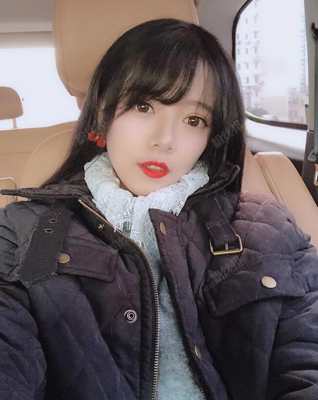 斗鱼主播lol解说骆歆个人资料简介，骆雨婷生活照衣服滑落GIF事件