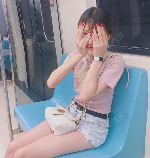 斗鱼主播lol解说骆歆个人资料简介，骆雨婷生活照衣服滑落GIF事件