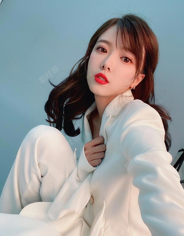 斗鱼主播lol解说骆歆个人资料简介，骆雨婷生活照衣服滑落GIF事件