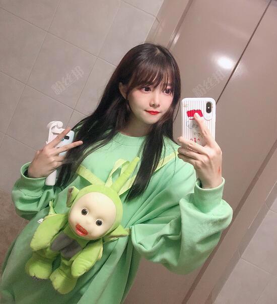 斗鱼主播lol解说骆歆个人资料简介，骆雨婷生活照衣服滑落GIF事件