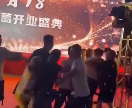 聚众斗殴：快手太原老葛活动浩南被打受伤，突袭者逃跑