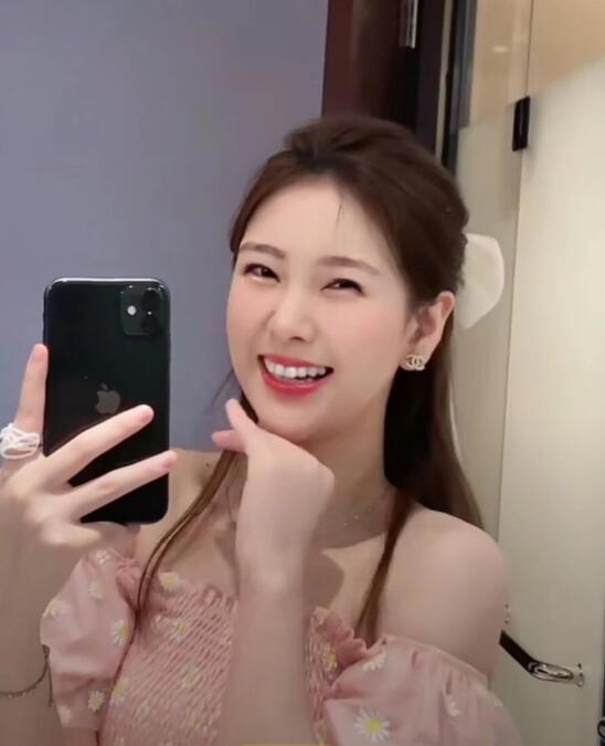 抖音女网红世妍sonya与4位男友同住酒店，海王世妍sonya定好闹钟分别约会