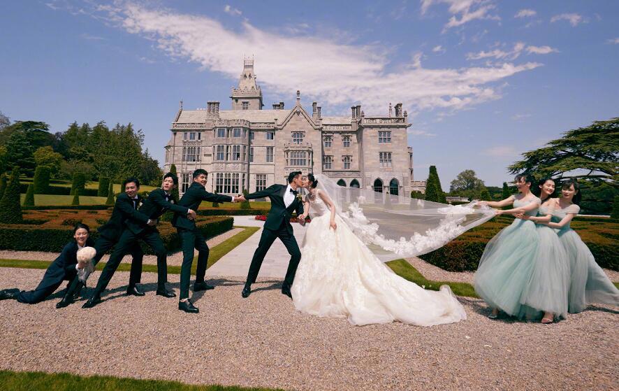 实力秀恩爱！唐艺昕裙子上的英文绣有她跟张若昀的情侣纹身