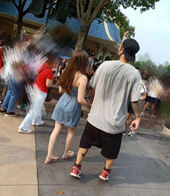 疑似蒋劲夫新恋情被证实 拍到与一位外国女孩一同现身迪士尼