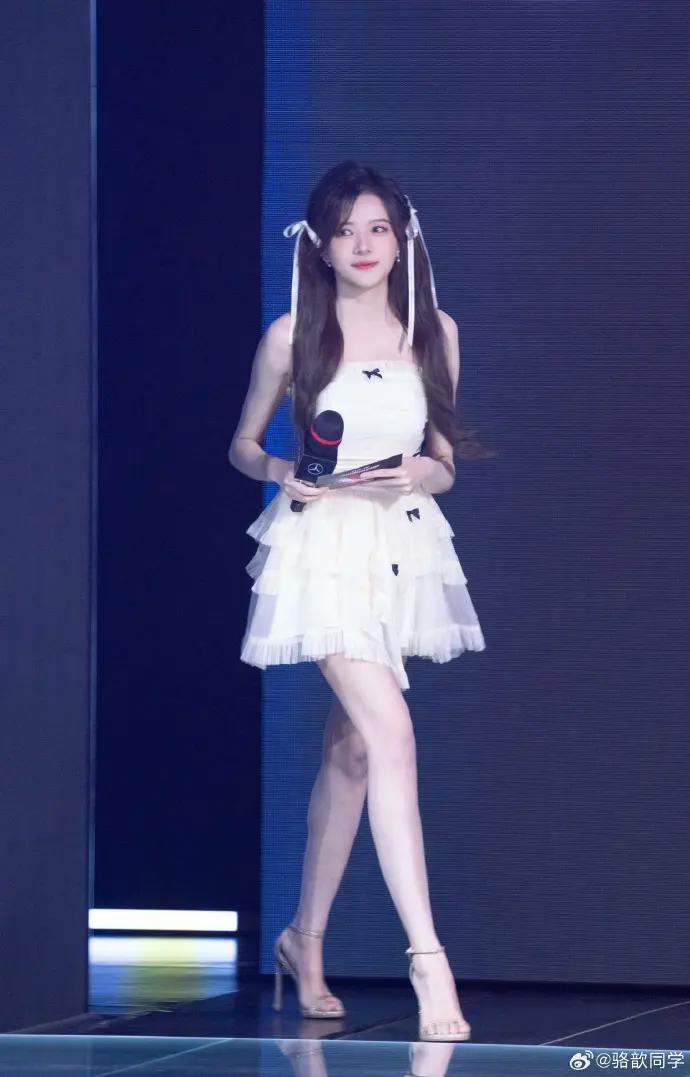 LOL女解说颜值排行榜:美貌与实力并存的电竞女神