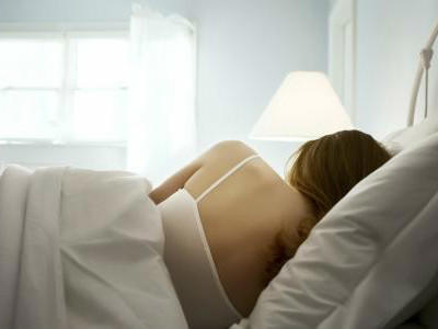 女生睡觉时为什么喜欢夹被子？