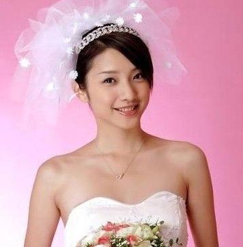 香妃刘丹15年前车祸去世内幕 被甩出车外体无完