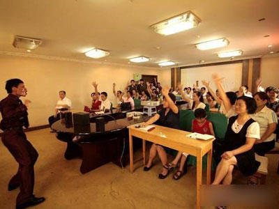 实拍传销窝点男女混居不堪入目