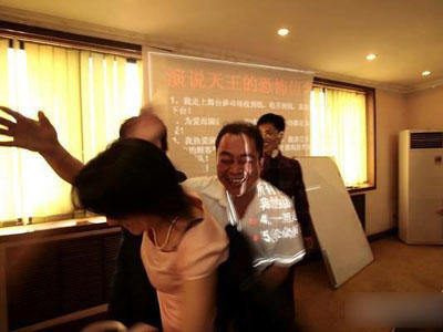 实拍传销窝点男女混居不堪入目