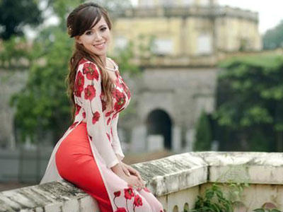 越南美女一大怪旗袍开叉到腰带