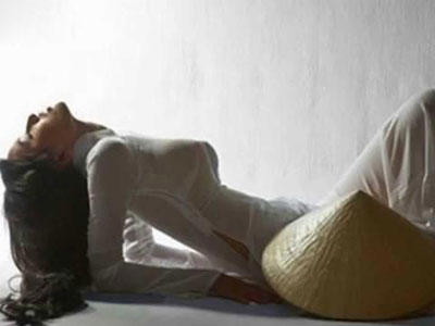 越南美女一大怪旗袍开叉到腰带