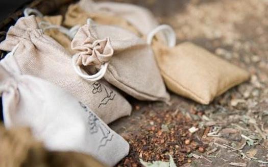 想跟蚊虫说拜拜?不妨用它们自制中药香囊,时尚驱蚊又养生!