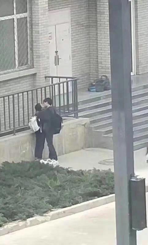 为什么女生接吻时会腿软