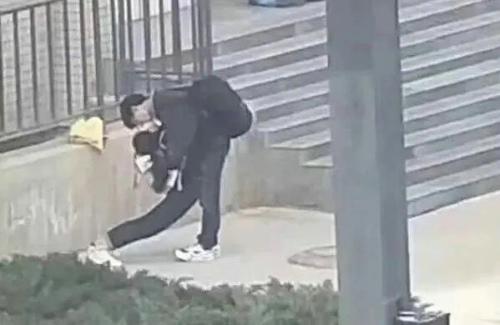 为什么女生接吻时会腿软