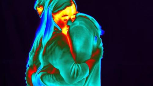 为什么女生接吻时会腿软