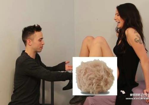 这些男人排队摸她的下体