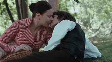 男女接吻时，谁更喜欢伸舌头