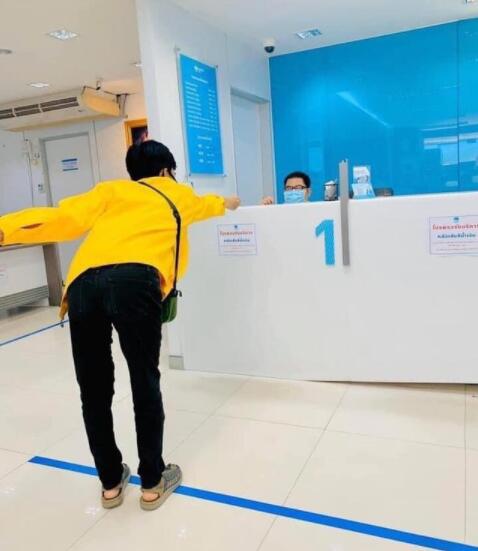 泰国父亲为儿子剪防疫发型 神似谢广坤同款发型