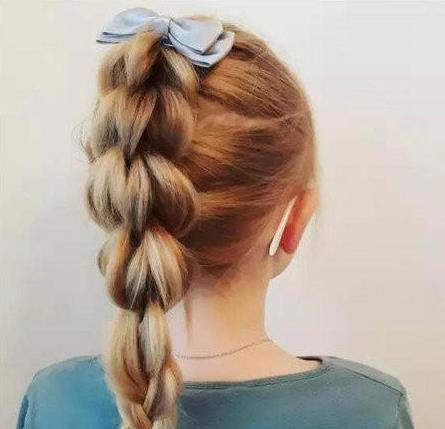 女孩剪什么短发发型好看，今年流行的小女孩发型图片