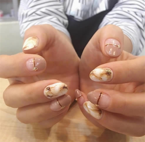 初春美甲新款式：2018春季最流行的美甲图片欣赏推荐