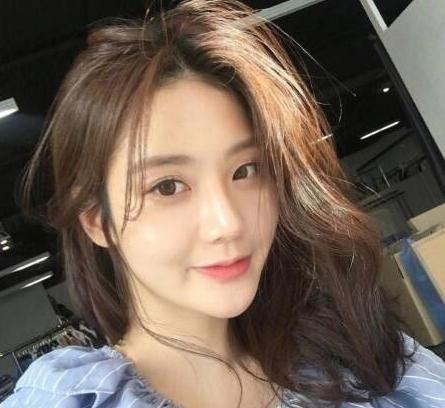 韩式微卷中长发图片：时髦girl都换上了微卷中长发