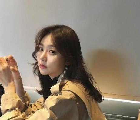 韩式微卷中长发图片：时髦girl都换上了微卷中长发