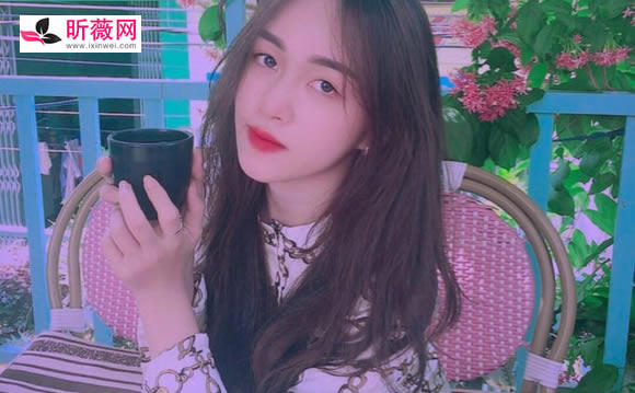 越南女孩漂亮又养眼，别一直盯着看，看多了可能走不了