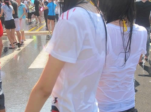 为啥浅色衣服湿身后会变透明(组图)