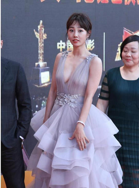 白百何透视薄纱连衣裙：好身材优美动人（图）