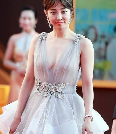 白百何透视薄纱连衣裙：好身材优美动人（图）