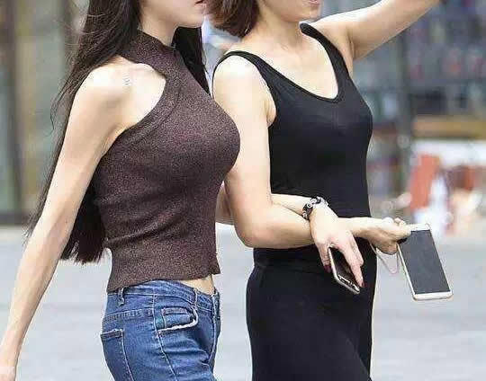 巨乳美女图片：街拍日本美女巨乳图