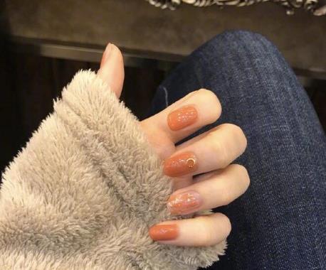 2018流行美甲图片新款式：高人气2018流行的美甲颜色