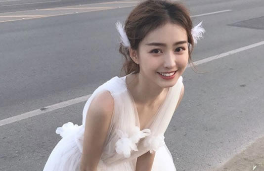 网络红人七七微博名称：duebass七七私房照及男友简介