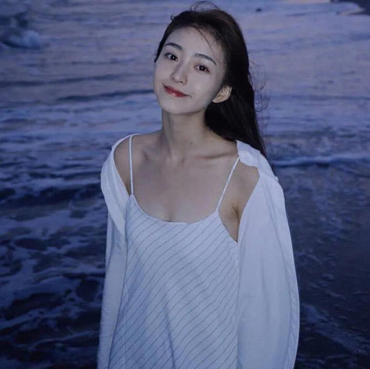 网络红人七七微博名称：duebass七七私房照及男友简介