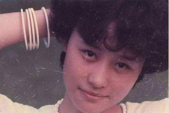 邬君梅陈冲长的真像？两人年轻照片很像的照片