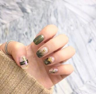 美甲图片简单大方显白：19年最新潮流简单大气美甲图片