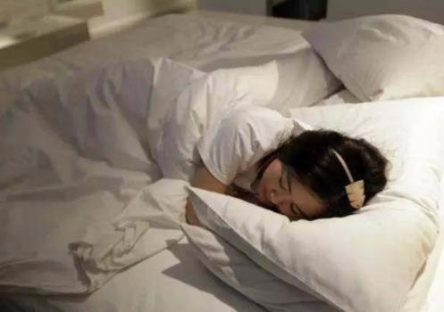 酒店试睡员是干什么的：美女酒店试睡员工作过程