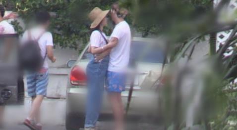 陈羽凡带儿子出游现场照片 爆吸毒后首度露面状态良好