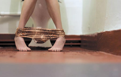 女生蹲着撒尿全部过程：透明女厕性感图片