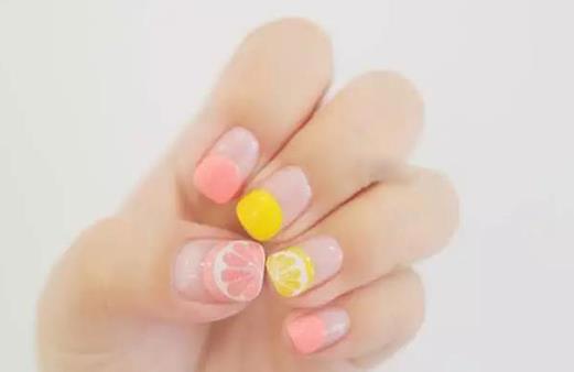 2018年最新款法式美甲图片欣赏：简单好看的纯色美甲图片