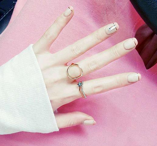 2018年最新款法式美甲图片欣赏：简单好看的纯色美甲图片