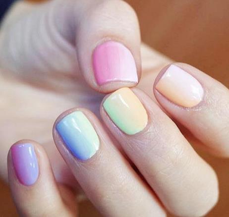 2018年最新款法式美甲图片欣赏：简单好看的纯色美甲图片