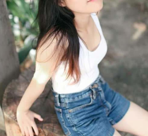 夏天初中女孩弯腰不带罩瞬间图片：教你防走光技巧