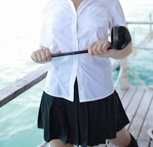 夏天初中女孩弯腰不带罩瞬间图片：教你防走光技巧