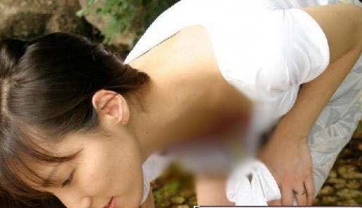 夏天初中女孩弯腰不带罩瞬间图片：教你防走光技巧