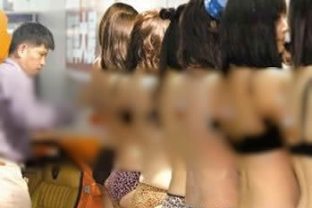 解开美女胸衣一款福利游戏你玩过吗(图)