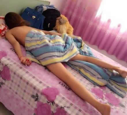 美女睡觉不盖被子图片,裸睡美女爱夹被子(图)