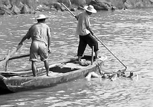 为什么职业捞尸人最怕少女：揭捞尸人三捞三不捞背后