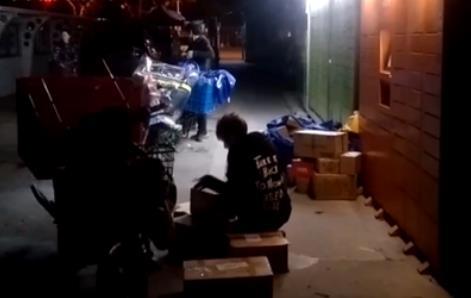 快递熬夜抢快递柜：了解详情内幕背后让人心酸触动