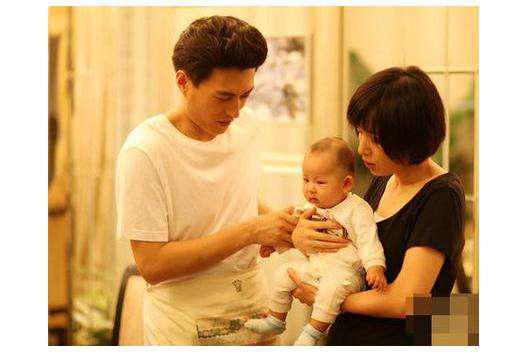 靳东坎坷情史曝光:第一任老婆江姗个人资料,现任老婆李佳